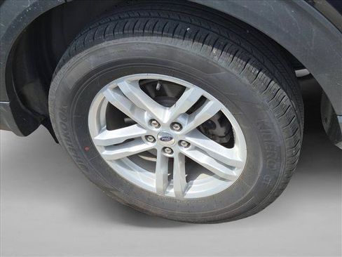 Used 2023 Ford Explorer XLT AWD/4WD image 9