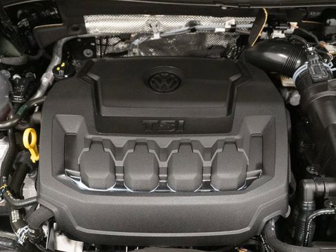 Used 2024 Volkswagen Tiguan SE R-Line image 4