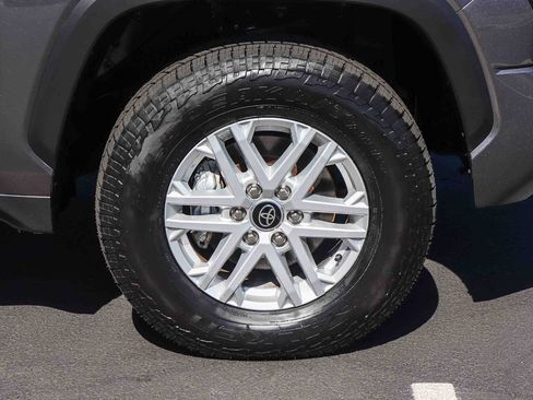 Used 2022 Toyota Tundra SR5 w/ SR5 Convenience Package AWD/4WD image 11
