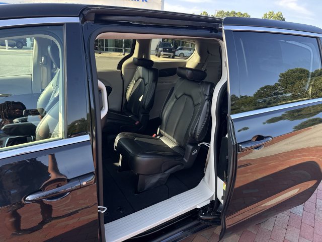 Used 2023 Chrysler Pacifica Touring-L FWD image 26