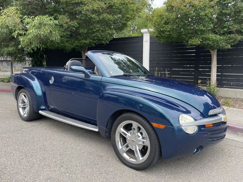 Used 2005 Chevrolet SSR w/ Preferred Equipment Group RWD image 3