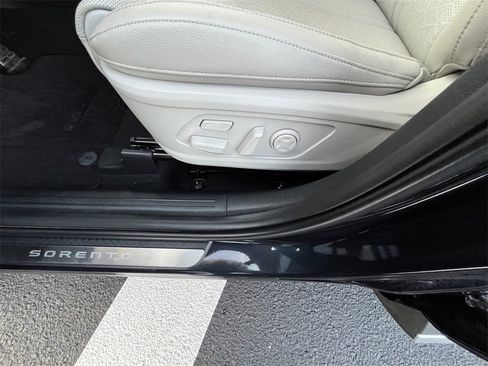 Used 2023 Kia Sorento SX Prestige image 11