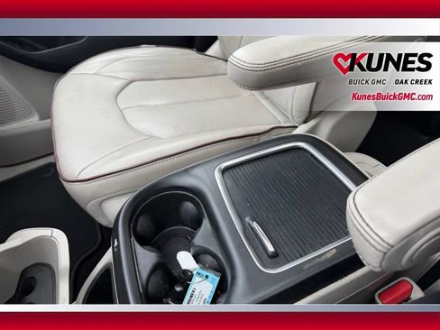 Used 2020 Chrysler Pacifica Limited FWD image 12