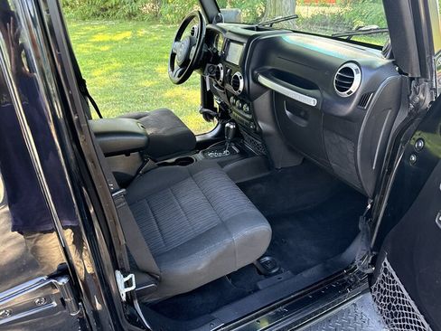 Used 2012 Jeep Wrangler Unlimited Sahara AWD/4WD image 21