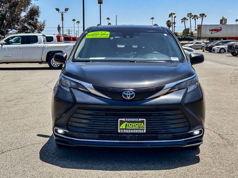Used 2024 Toyota Sienna XLE FWD image 2