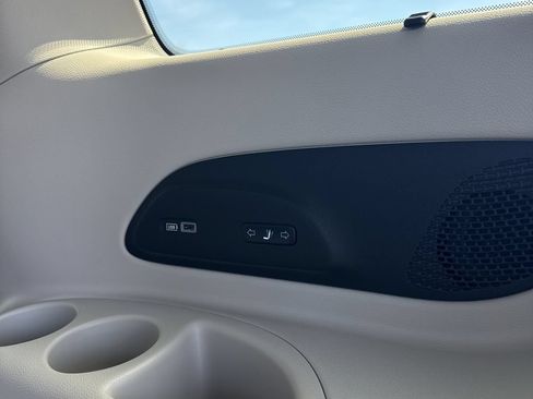 Used 2019 Chrysler Pacifica Limited FWD image 38