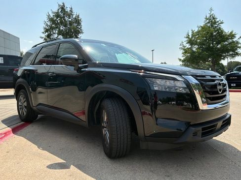Used 2025 Nissan Pathfinder SV FWD image 4