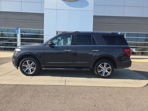 Used 2024 Ford Expedition Limited image 2
