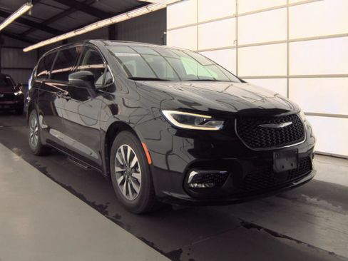 Used 2023 Chrysler Pacifica Touring-L FWD image 4
