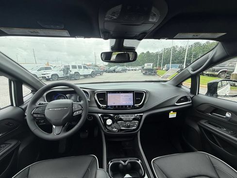 New 2027 Chrysler Pacifica Limited FWD image 7