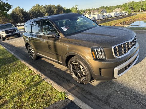 Used 2025 Kia Telluride S image 2