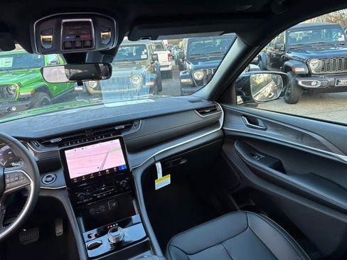 New 2025 Jeep Grand Cherokee Limited w/ Black Appearance Package image 36