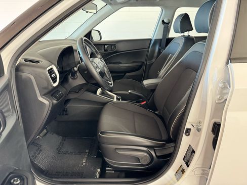 Used 2022 Hyundai Venue Limited image 11