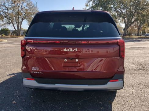 Used 2025 Kia Carnival image 4