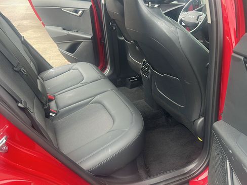 Used 2023 Kia Niro EX FWD image 10
