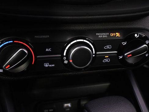 Used 2025 Kia Soul LX w/ LX Technology Package FWD image 30