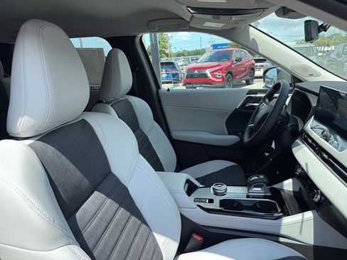 New 2025 Mitsubishi Outlander SE image 9