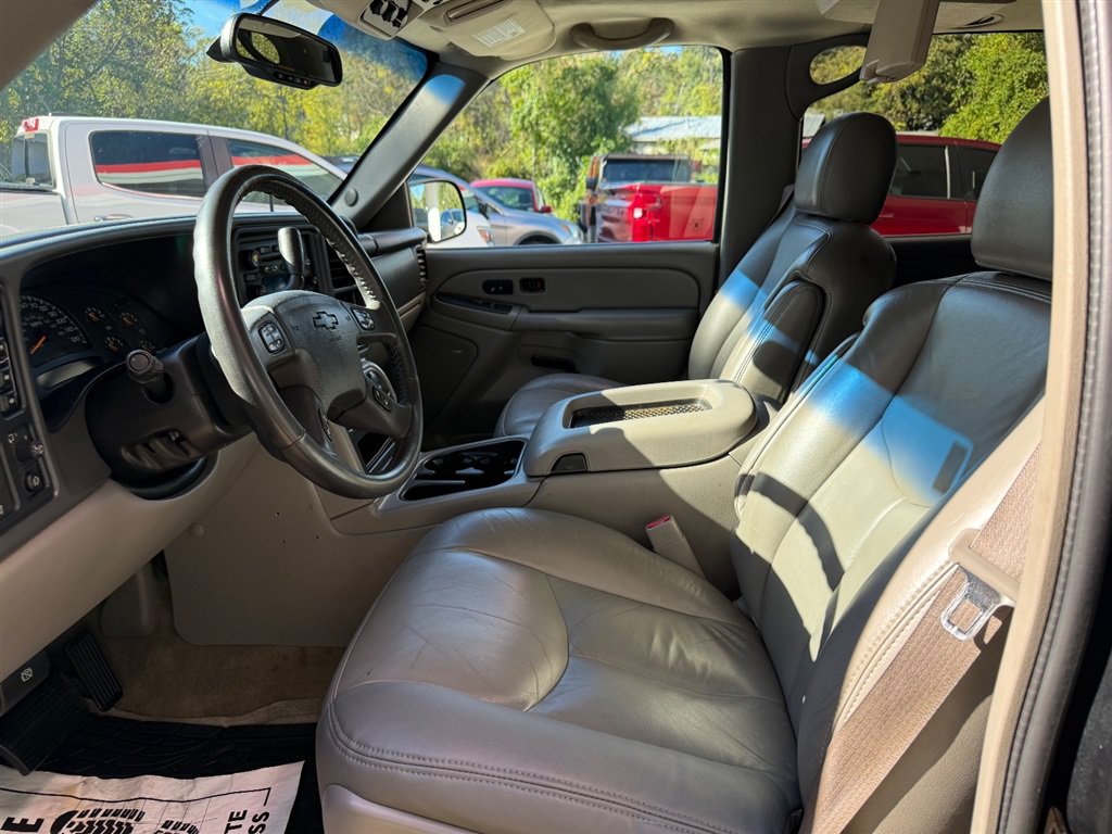 Used 2005 Chevrolet Suburban 2500 LT w/ Preferred Equipment Group AWD/4WD image 10