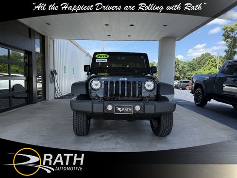 Used 2018 Jeep Wrangler Unlimited Rubicon w/ Connectivity Group AWD/4WD image 3