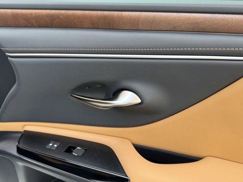 Used 2025 Lexus ES 350 w/ Accessory Package (Z2) image 10