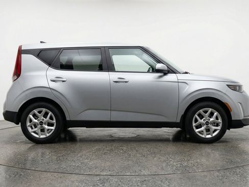 Used 2025 Kia Soul LX w/ LX Technology Package FWD image 11