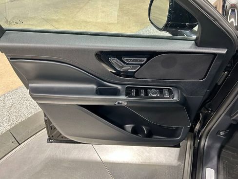 Certified 2025 Lincoln Aviator AWD image 11