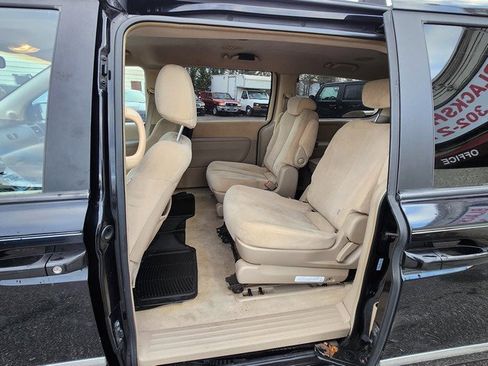 Used 2007 Hyundai Entourage GLS image 16