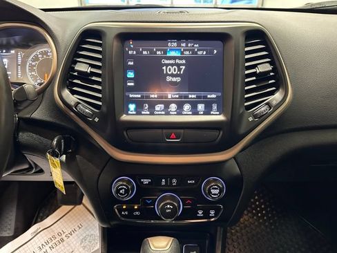 Used 2017 Jeep Cherokee Latitude w/ Cold Weather Group AWD/4WD image 10