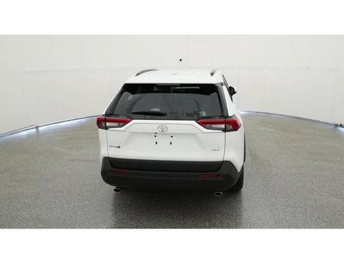 Used 2022 Toyota RAV4 XLE w/ Convenience Package FWD image 9