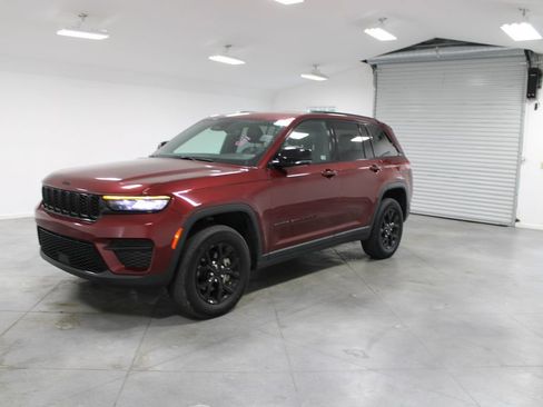 Used 2024 Jeep Grand Cherokee Altitude AWD/4WD image 4