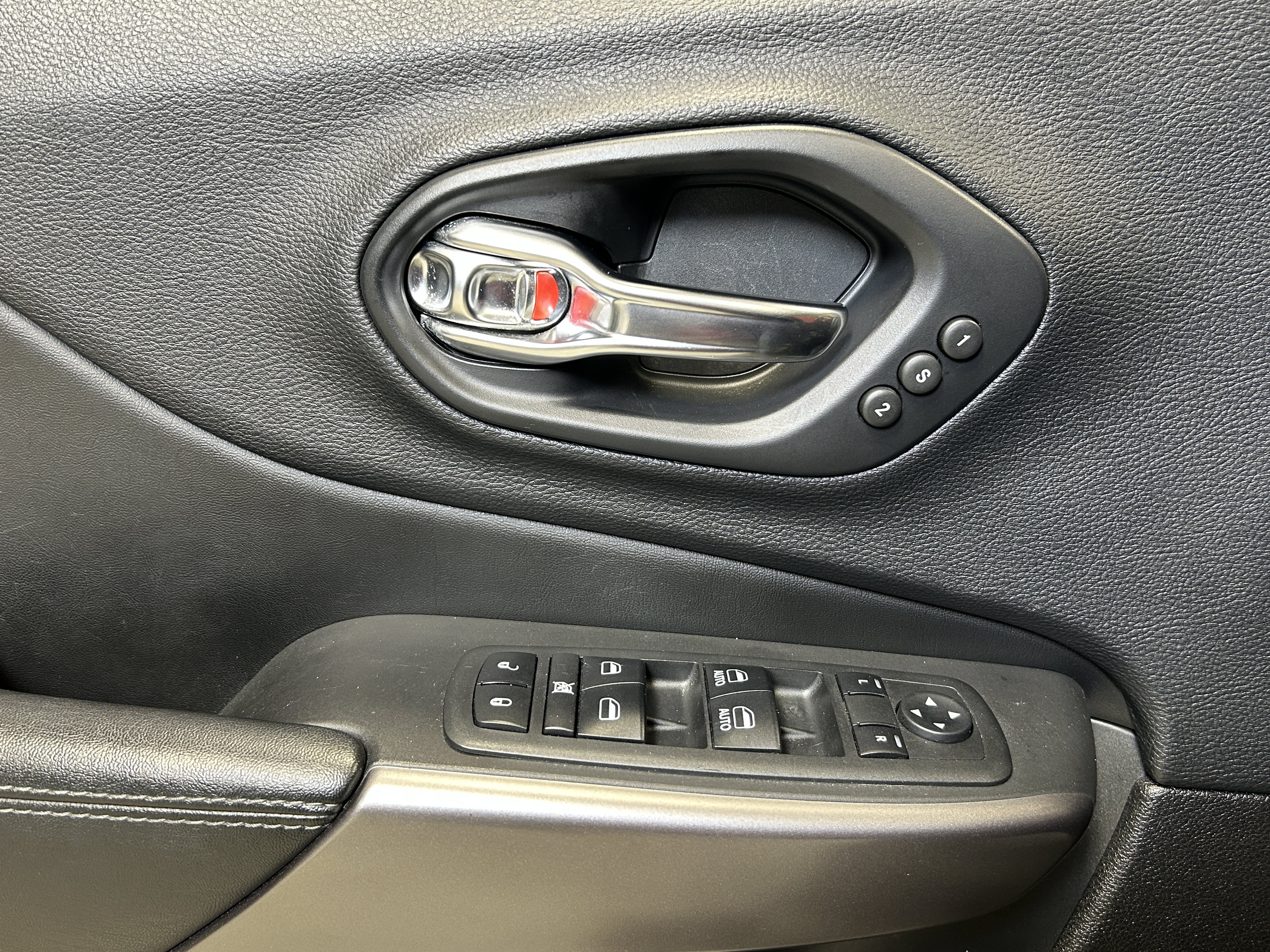 Used 2019 Jeep Cherokee Limited w/ Luxury Group AWD/4WD image 16