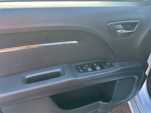 Used 2010 Dodge Journey R/T w/ Navigation & Sound Group I image 16