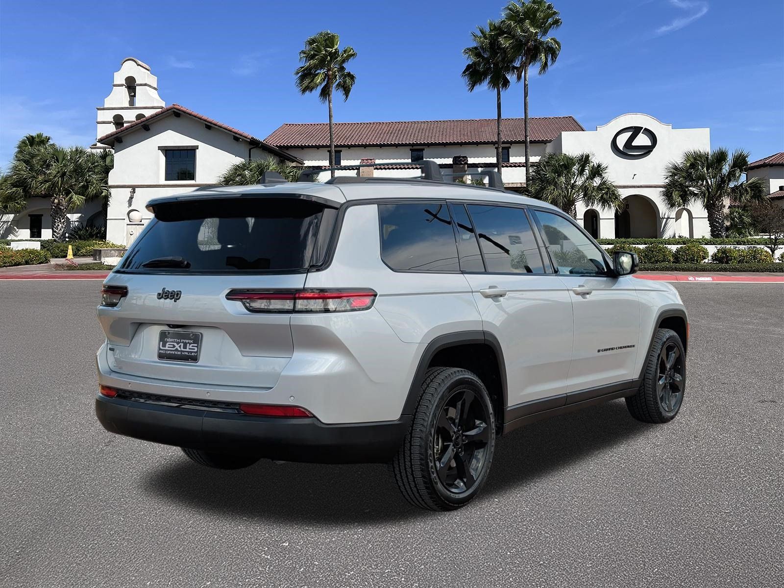 Used 2022 Jeep Grand Cherokee L Laredo RWD image 2