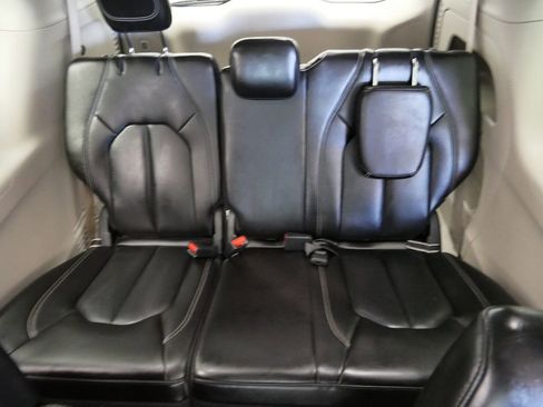 Used 2024 Chrysler Pacifica Touring-L image 19