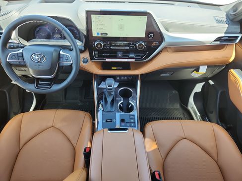 New 2026 Toyota Highlander Platinum AWD/4WD image 9