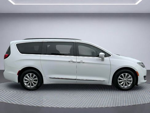 Used 2017 Chrysler Pacifica Touring-L FWD image 9