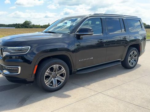 Used 2024 Jeep Wagoneer Series II w/ Flexible Seating Group RWD image 5