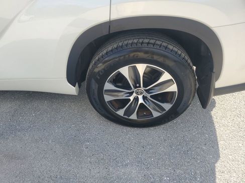 Used 2021 Toyota Highlander XLE image 19