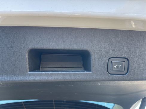 Used 2025 GMC Acadia Elevation image 31