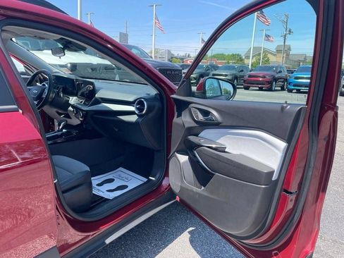 Used 2025 Chevrolet Trax LT w/ LT Convenience Package FWD image 31