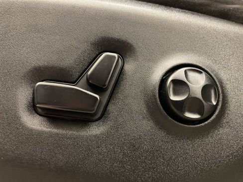 Used 2020 Chrysler Voyager LX image 10