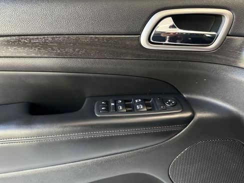Used 2018 Jeep Grand Cherokee Altitude AWD/4WD image 12