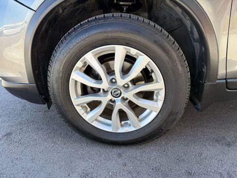 Used 2017 Nissan Rogue SV AWD/4WD image 9