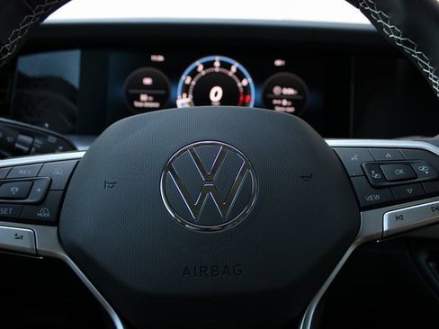 New 2025 Volkswagen Tiguan SE image 17