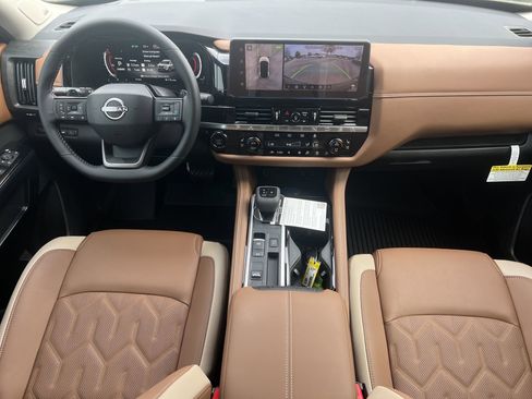 New 2026 Nissan Pathfinder Platinum FWD image 2