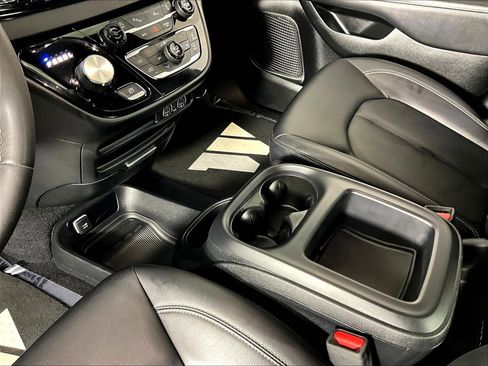 Used 2025 Chrysler Pacifica Select FWD image 17