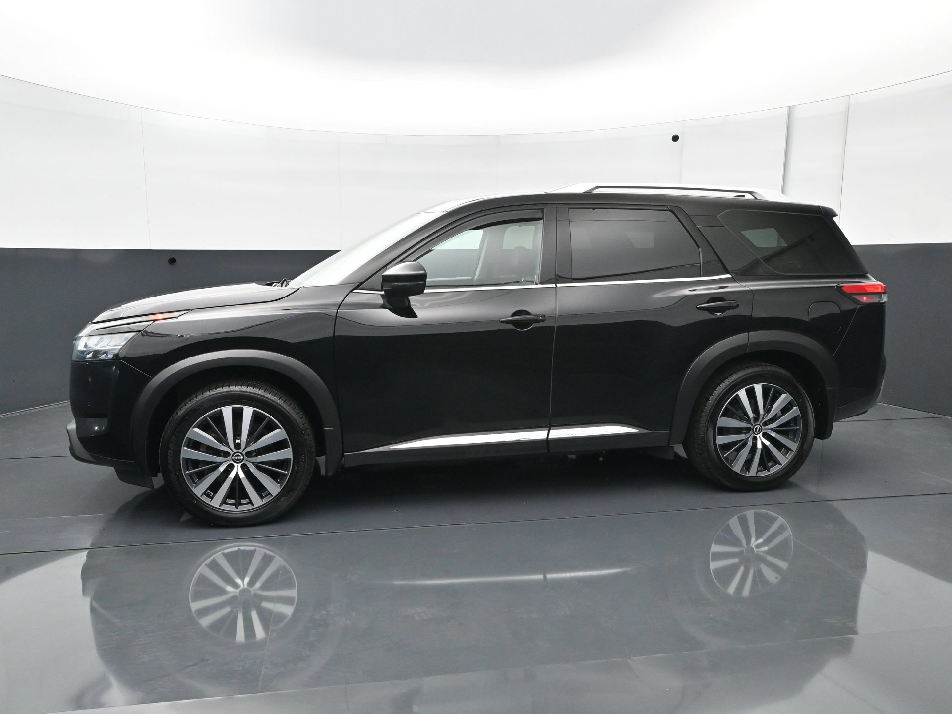 Used 2022 Nissan Pathfinder Platinum AWD/4WD image 3