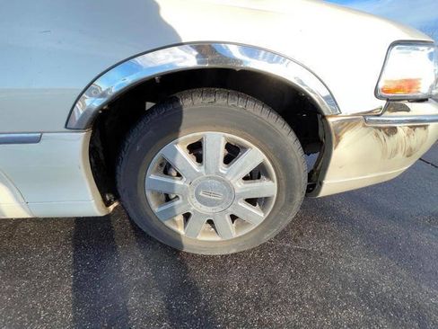 Used 2003 Lincoln Town Car Cartier image 17