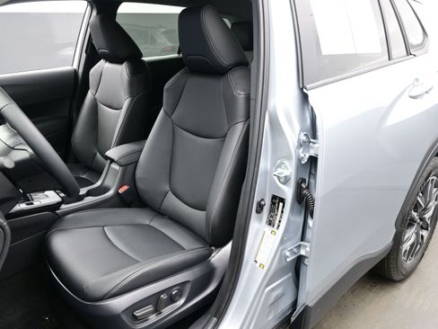 Used 2026 Toyota Corolla Cross XLE w/ Convenience Package image 11