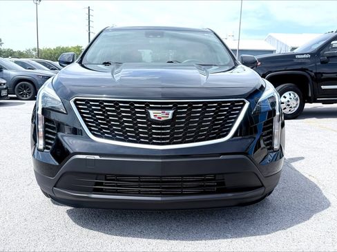 Used 2022 Cadillac XT4 Luxury w/ Cold Weather Package FWD image 2
